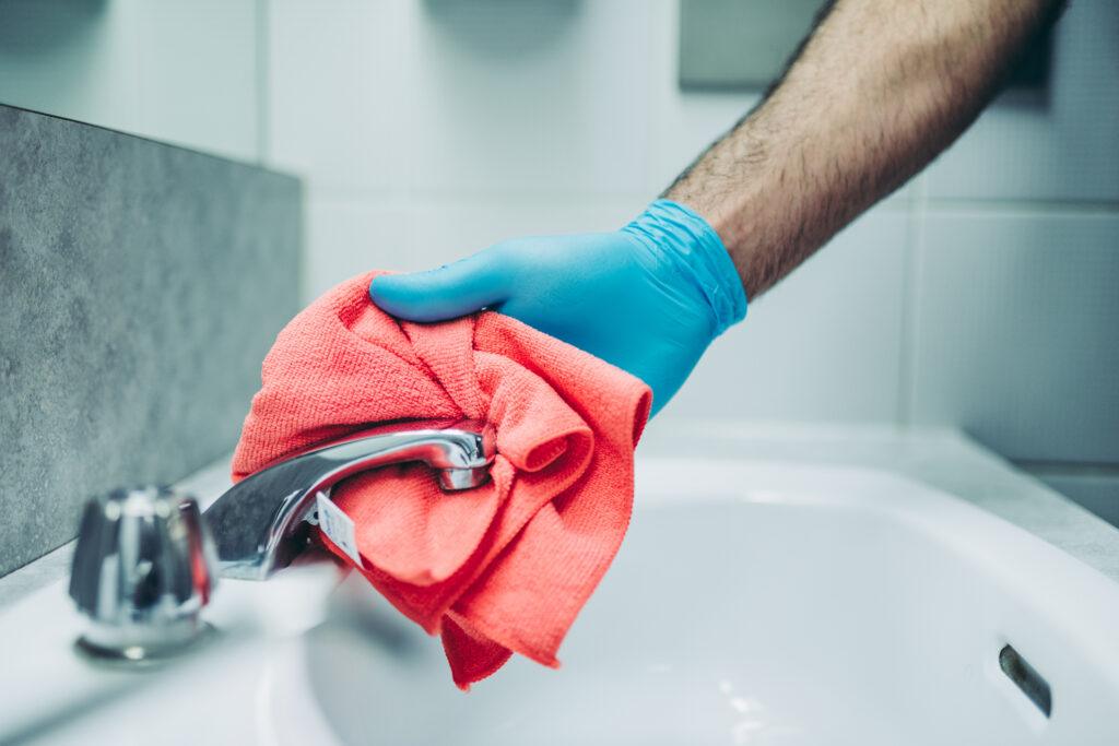 cleaning tap with cloth